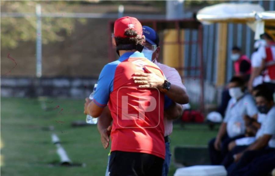 Pedro Troglio saludando a su colega del Real Sociedad, Carlos Tábora.