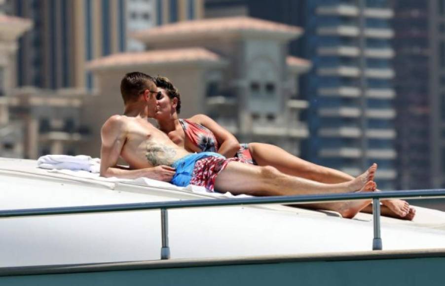 Ambos han dejado el fútbol atrás y han tenido románticas vacaciones en Dubái. FOTO THE SUN.