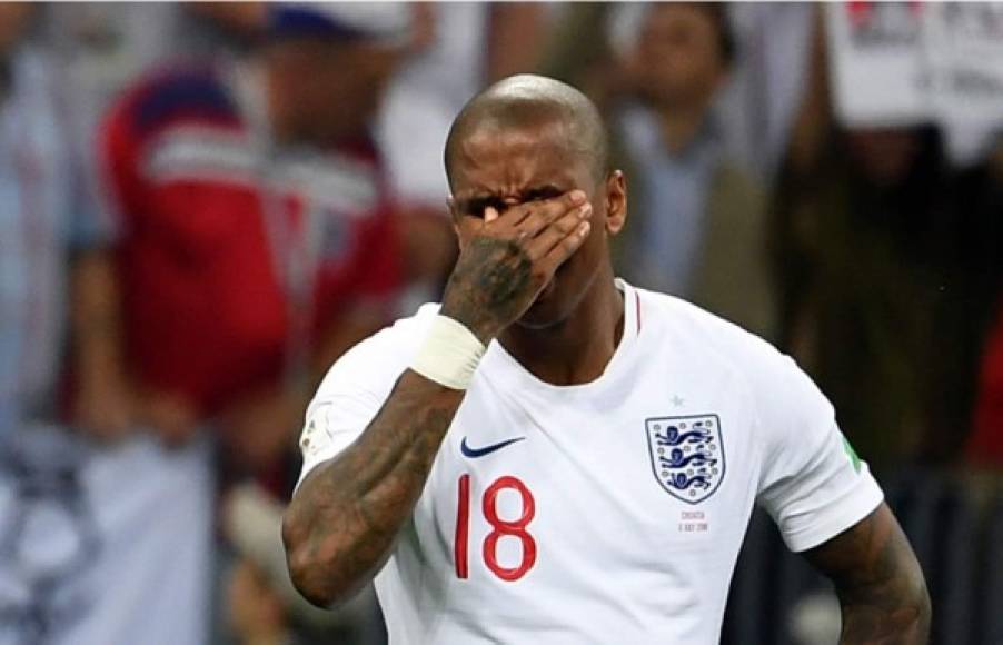 Ashley Young llorando al final del partido tras la eliminación de Inglaterra.