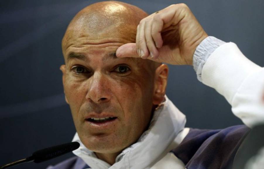 Otro bombazo en Real Madrid. La derrota sufrida a manos del Barcelona por marcador de 2-3 ha encendido las alarmas en la ‘casa blanca’ e inclusive señalan que Zidane podría ser separado si el club no consigue el doblete, ganar la Champions y Liga.