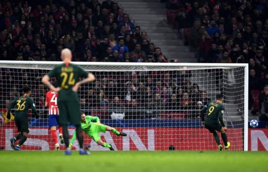 Radamel Falcao falló un penal contra el Atlético de Madrid.