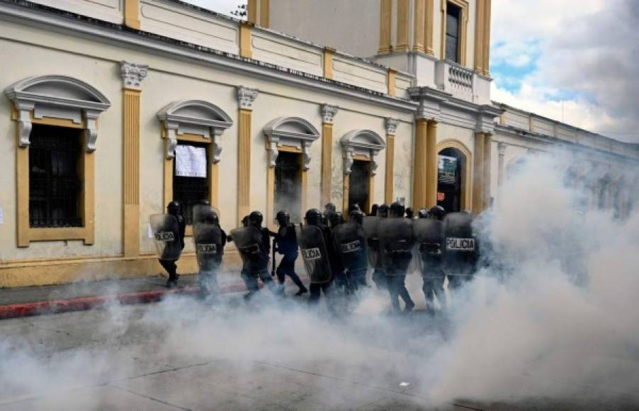 En la manifestación del Congreso, la policía capturó a más de una veintena de personas y casi medio centenar fueron hospitalizadas por heridas, uno de ellos en estado grave.