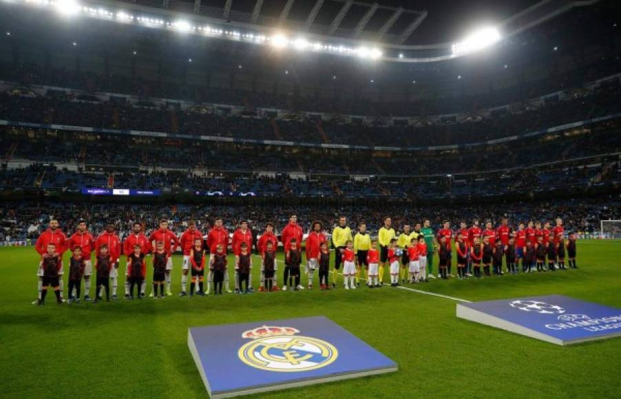 Los jugadores del Real Madrid y CSKA de Moscú previo al inicio del partido en el estadio Santiago Bernabéu.