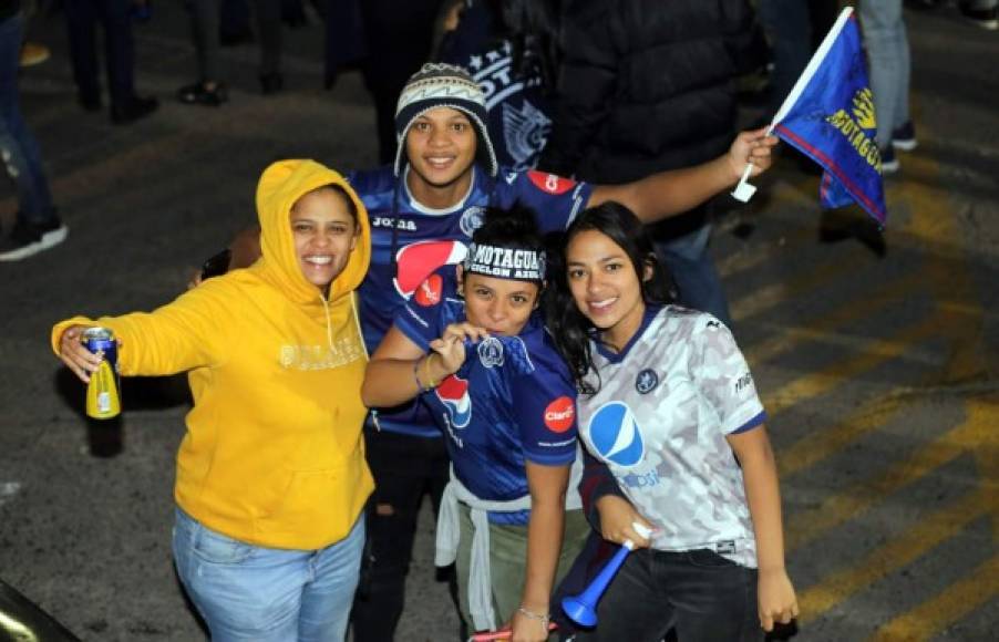 Los aficionados del Motagua se lanzaron las calles de Tegucigalpa para teñir de azul la capital de Honduras celebrando el título que le ganaron al Olimpia.