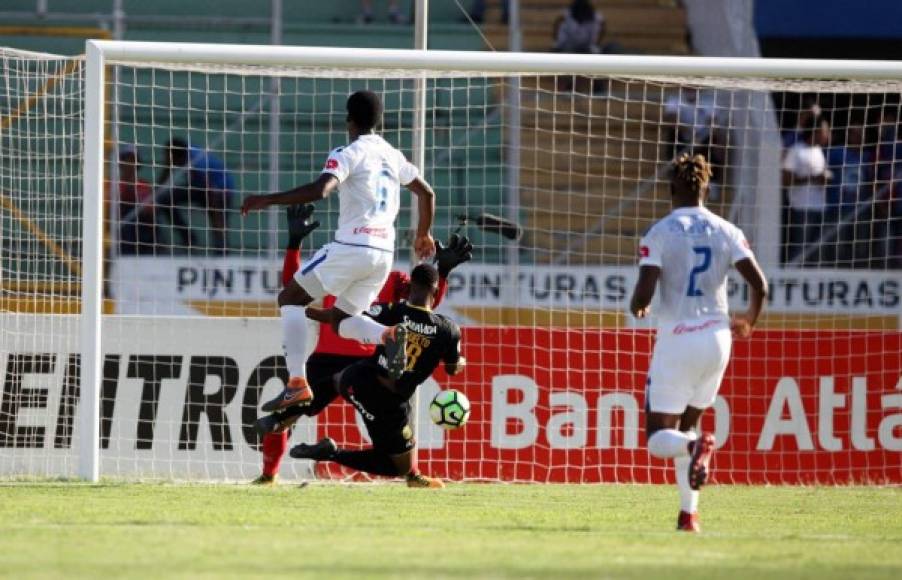 El gol de Darixon Vuelto visto desde atrás. Así abrió el marcador en el clásico.