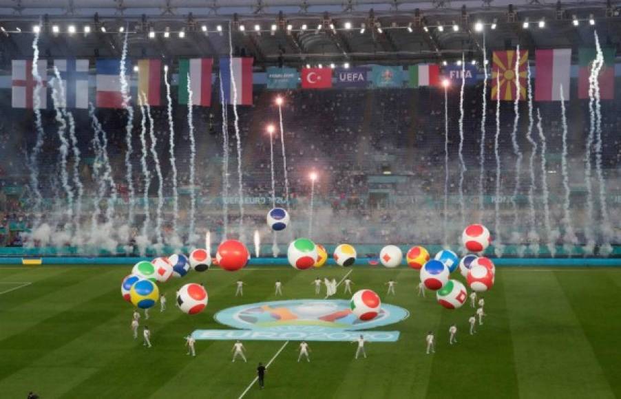 La previa del partido entre Italia y Turquía mostró un gran espectáculo en el campo del estadio Olímpico de Roma. Bono y Andrea Bocelli deslumbraron en el escenario.<br/>