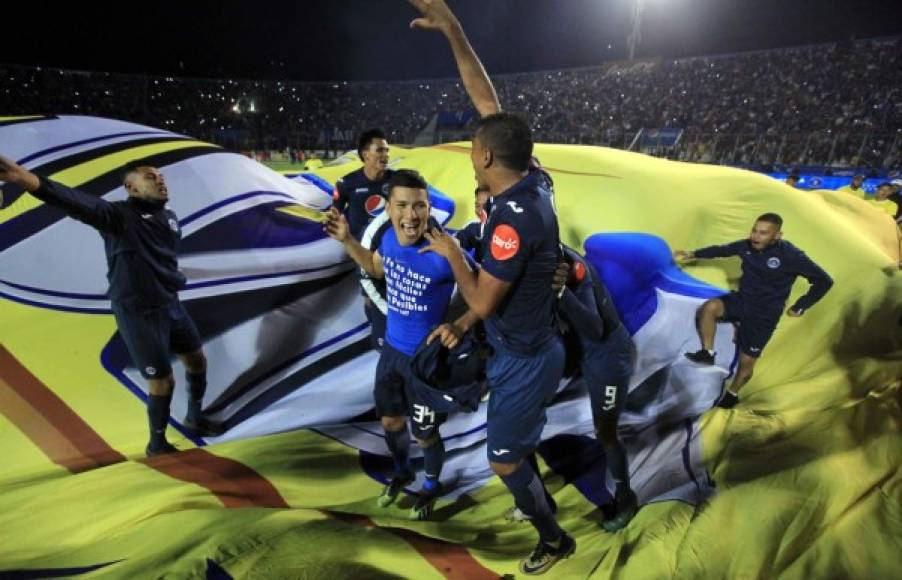 El eufórico festejo de los jugadores del Motagua tras el pitazo final.