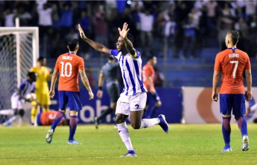Maynor Figueroa corre a celebrar el gol de Jonathan Rubio.