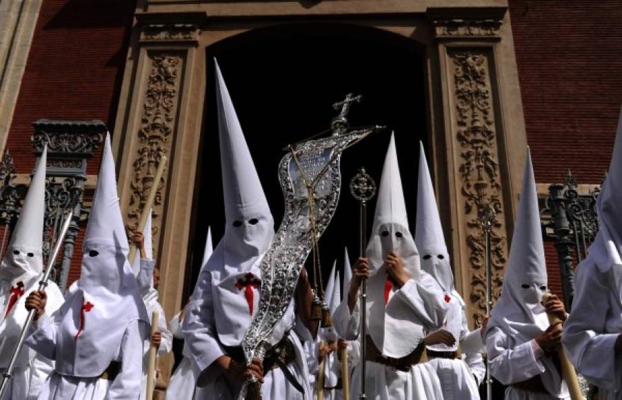 La región de Andalucía, en el sur de España, vive la Semana Santa con enorme fervor desde ayer, Domingo de Ramos, una de las jornadas más señaladas, en la que participan decenas de miles de penitentes y atrae a numerosos turistas.<br/>