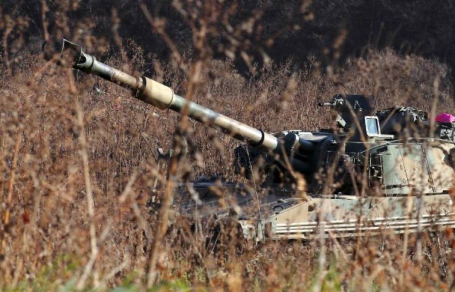 Tanques howitzer K-55 también fueron desplegados en la frontera surcoreana en momentos de máxima tensión en la península coreana.