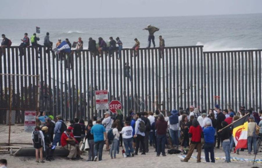 Las autoridades estadounidenses han señalado que trabajan al máximo de su capacidad para tramitar las peticiones de asilo de los migrantes hondureños que viajaban en la caravana.