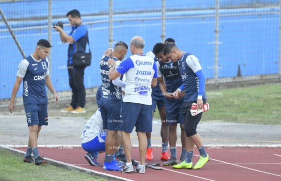 Momento en que a los seleccionados se les colocaba el chaleco GPS Catapult en donde va instalado un chip. Esto sirve para medir el rendimiento de cada futbolista y se pueda tener un informe detallado del recorrido de cada uno.