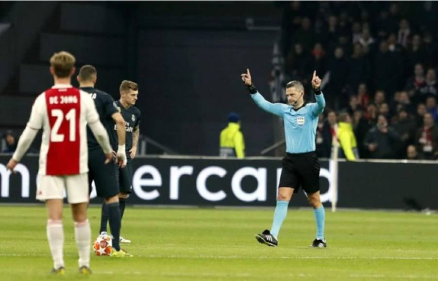 Tras repasar varias veces las repeticiones de la jugada, el árbitro esloveno Damir Skomina anuló el gol del Ajax. Foto cortesía as.com