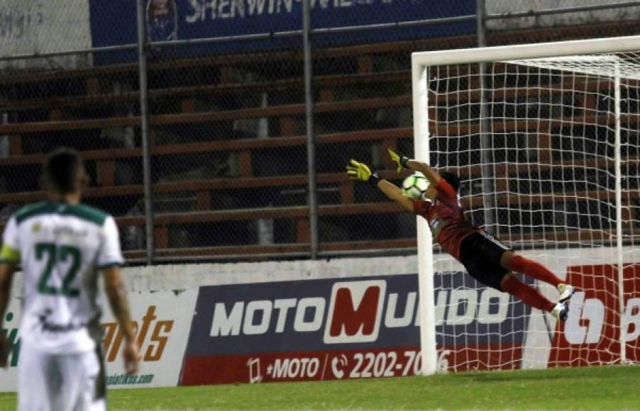 El portero del Yoro FC no pudo detener el tiro libre magistral de Julio César 'Rambo' de León. Foto Neptalí Romero