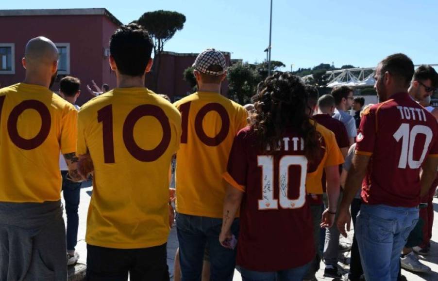 Football fan wear tee-shirts the number 10 in honor of AS Roma's captain Francesco Totti as they arrive at the Olympic Stadium for the Italian Serie A football match AS Roma vs Genoa on May 28, 2017 in Rome.<br/>A sold-out Stadio Olimpico is set to bid farewell to iconic club captain Totti, 40, when he brings his 25-season career with Roma to an end today. Although Roma won only one of their three league titles in Totti's time at the club, he has scored 307 goals for Roma, 250 of which came in Serie A. / AFP PHOTO / Vincenzo PINTO