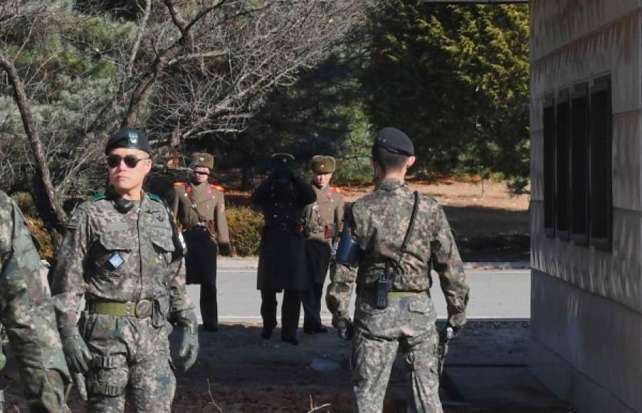 Esta semana, soldados norcoreanos y surcoreanos se encontraron en la zona desmilitarizada de la frontera entre ambos países, apenas unos días después de la deserción de un militar de élite que fue alcanzado por disparos tras cruzar el borde, en lo que fue considerado una violación del alto al fuego por Seúl.