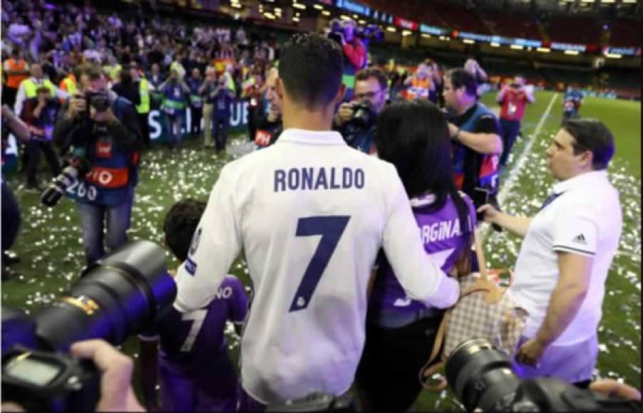 Cristiano Ronaldo posó junto a su novia y su hijo ante las cámaras.