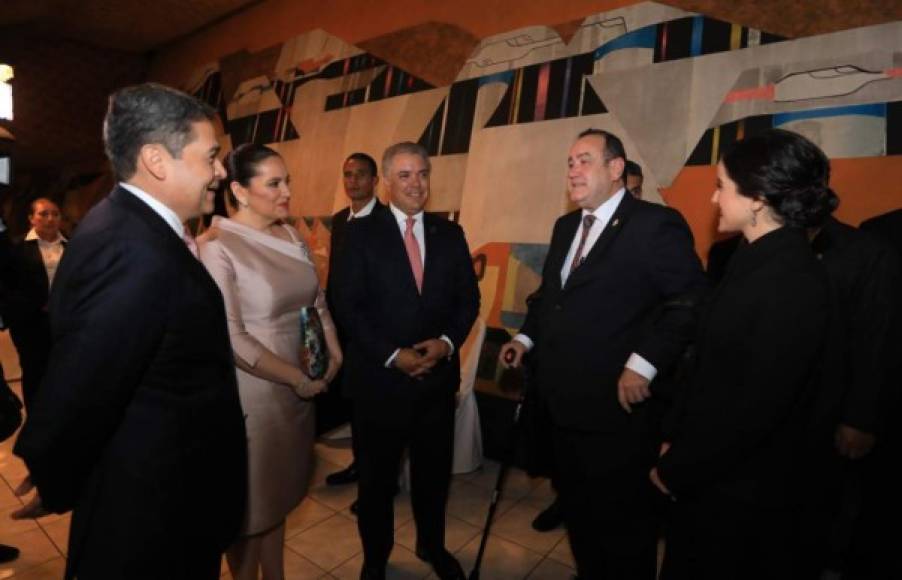 Hernández y la primera dama hondureña saludaron a Giammattei y su hija, Ana Marcela.