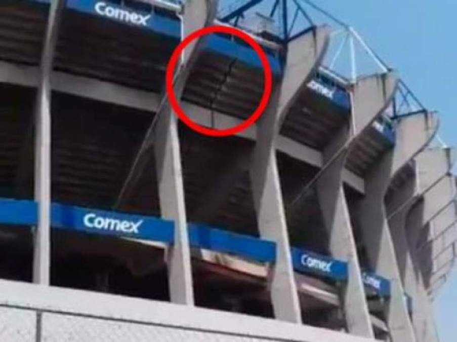 El majestuoso estadio Azteca de México ha sufrido daños importantes en sus estructuras luego de un sismo de magnitud 7,1 en la escala abierta de Richter que sacudió hoy fuertemente la capital mexicana y causó escenas de pánico justo cuanto se cumplen 32 años de poderoso terremoto que provocó miles de muertes en Ciudad de México El recinto deportivo se partió en dos ante el temblor a horas del encuentro en donde esta hora se iban a enfrentar el América y Cruz Azul por la Copa MX.