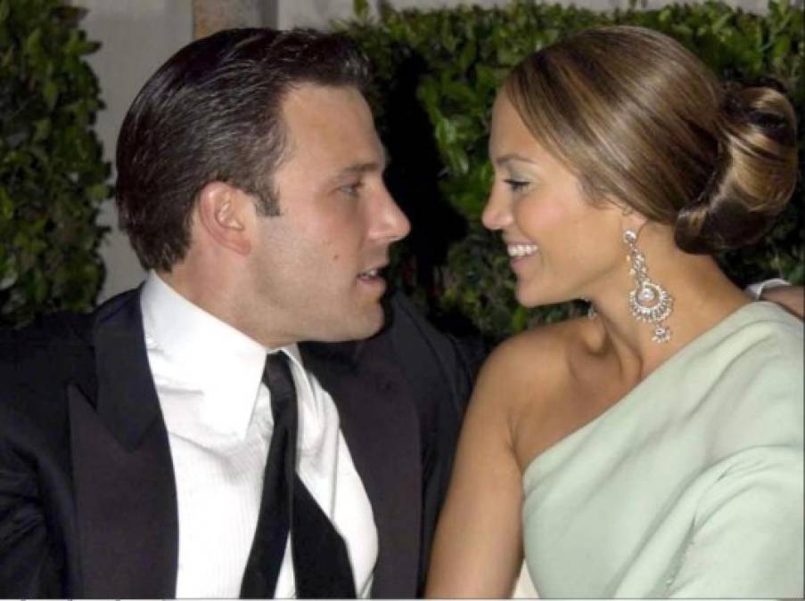 El actor estadounidense y la cantante de origen puertorriqueño iniciaron un noviazgo en 2002, después de conocerse en el set de la película 'Gigli', que fue un fracaso de taquilla y de crítica, y que casi termina con la carrera del actor. JLo tenía 33 años y Ben 30.