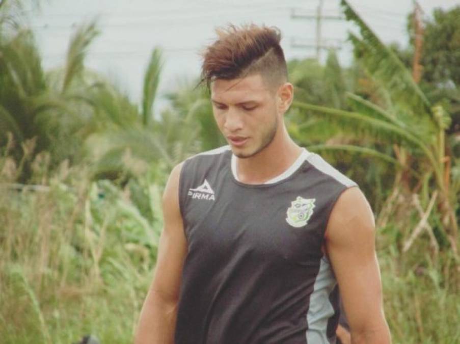 Jeffry Flores: Tras ser dado de baja en el Platense, el defensor podría ser nuevo refuerzo del Honduras Progreso ya que el club progreseño se ha interesado en sus servicios.