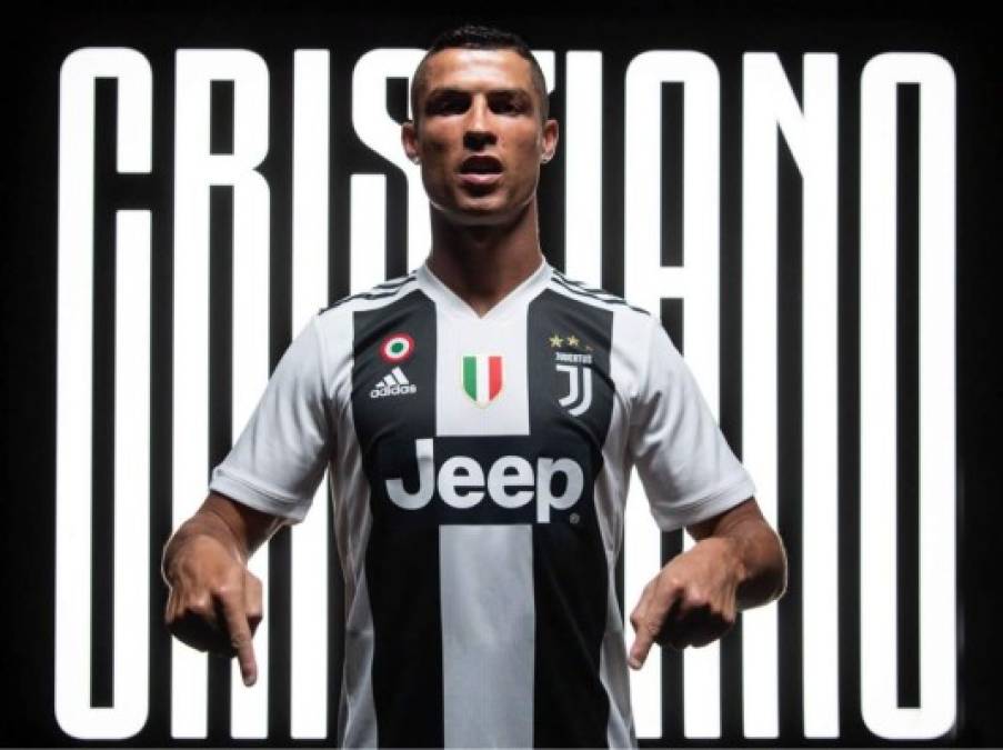 Cristiano Ronaldo posando con la camiseta de la Juventus y su nombre al fondo. '¡Forza Juve! #FinoAllaFine (¡Vamos Juve! Hasta el final)', escribió el portugués en sus redes con esta imagen.
