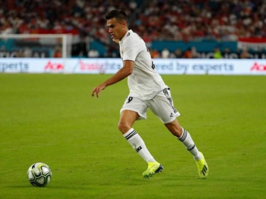 Sergio Reguilón: El lateral estaría saliendo cedido a préstamo por Real Madrid para que pueda contar con más minutos. Al parecer Marcelo decidió quedarse y eso provocaría que el español se marche del equipo blanco.