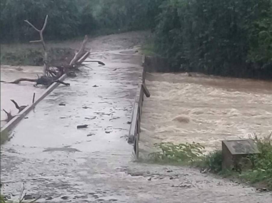 Los escombros arrastrados por la corriente se acumulan en el vado de un río en el departamento de Valle.