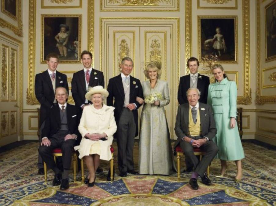 El príncipe Carlos y Camilla se casaron en 2005, tras vivir una historia de amor por más de 50 años que inició antes de la boda del heredero al trono con la princesa Diana en 1981 y que continuó durante la relación, según reveló la propia Diana con su famosa frase 'eramos tres en el matrimonio'.