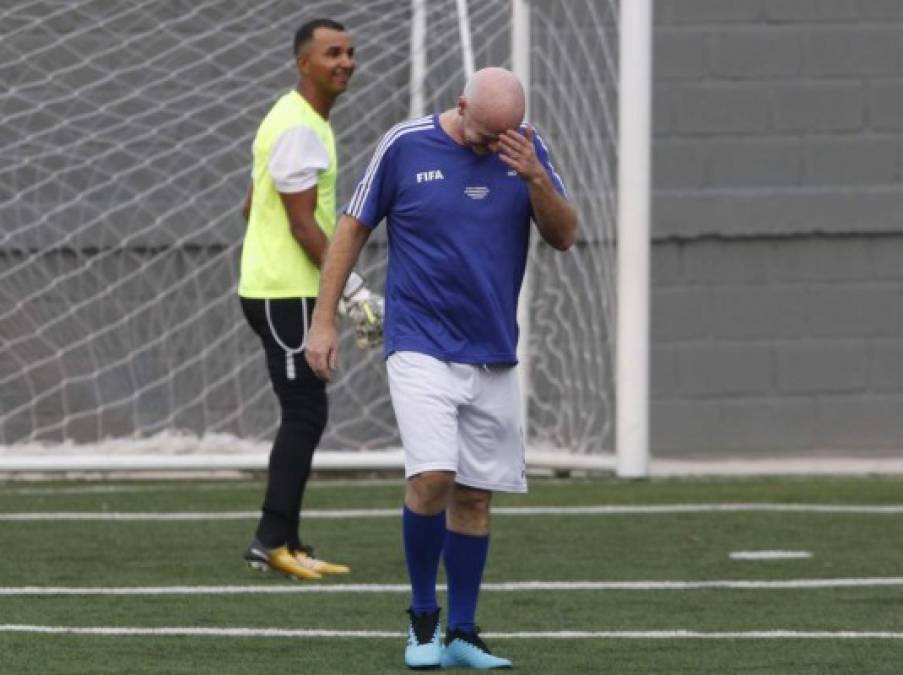 Las altas temperaturas afectaron por un momento del partido al presidente de la Fifa.