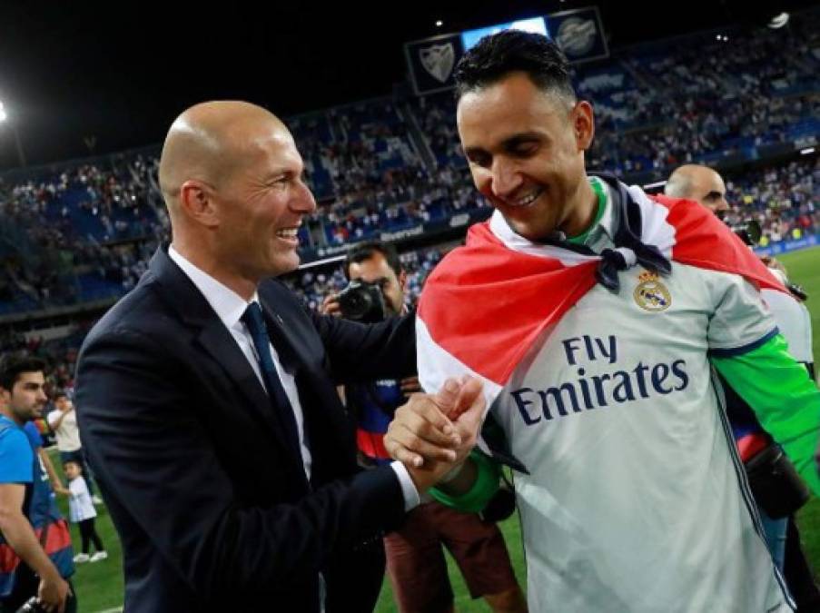 Real Madrid players line up before the UEFA Champions League group G football match between Real Madrid CF and AS Roma at the Santiago Bernabeu stadium in Madrid on September 19, 2018. / AFP PHOTO / GABRIEL BOUYS