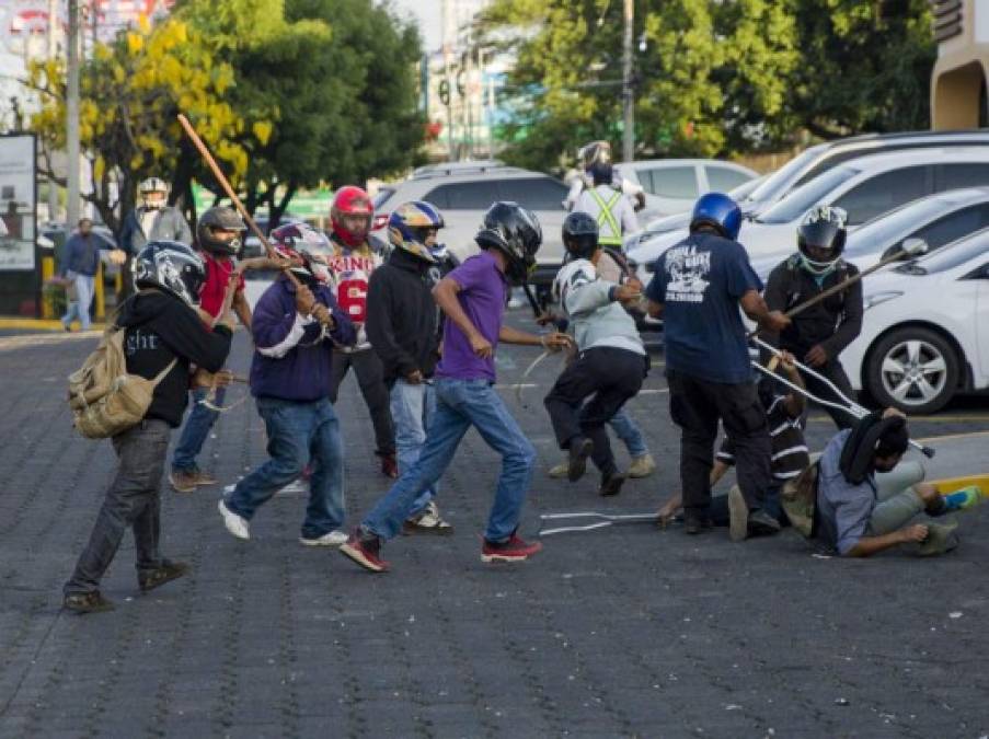 Las protestas iniciaron el miércoles cuando al menos 18 personas, entre ellos periodistas, resultaron con heridas y golpes por objetos contundentes al ser sorprendidos por grupos de choque que se identifican con el gobierno.