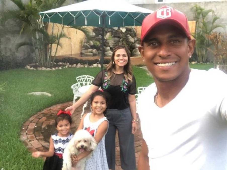 'Hermosas mis 3 amores! Las amo❤️ feliz día de mis princesas y todos los niños!!', contesto Costly en la sección de comentarios a su esposa.