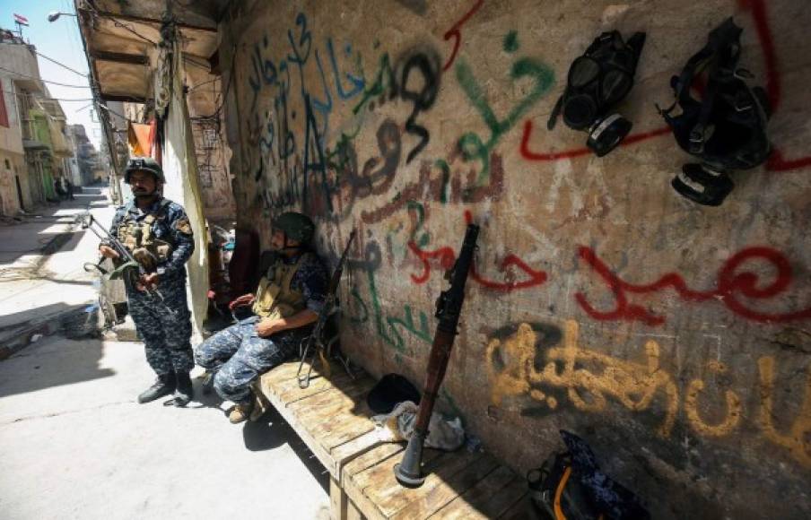 Los miembros de las fuerzas iraquíes toman un descanso.