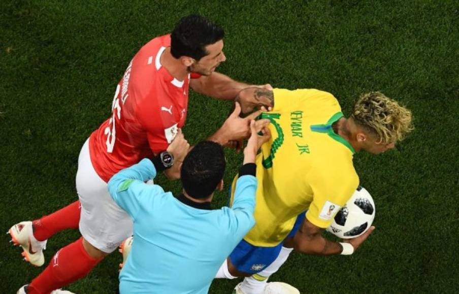 Neymar estuvo molesto durante casi todo el partido ante los suizos.