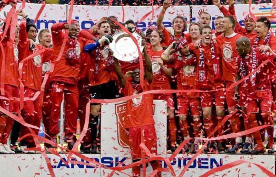 Twente de Holanda, en la temporada 2009-2010 alcanzó el título después de más de 80 años de su primera y única coronación. En ese club estaba el tico Bryan Ruiz.