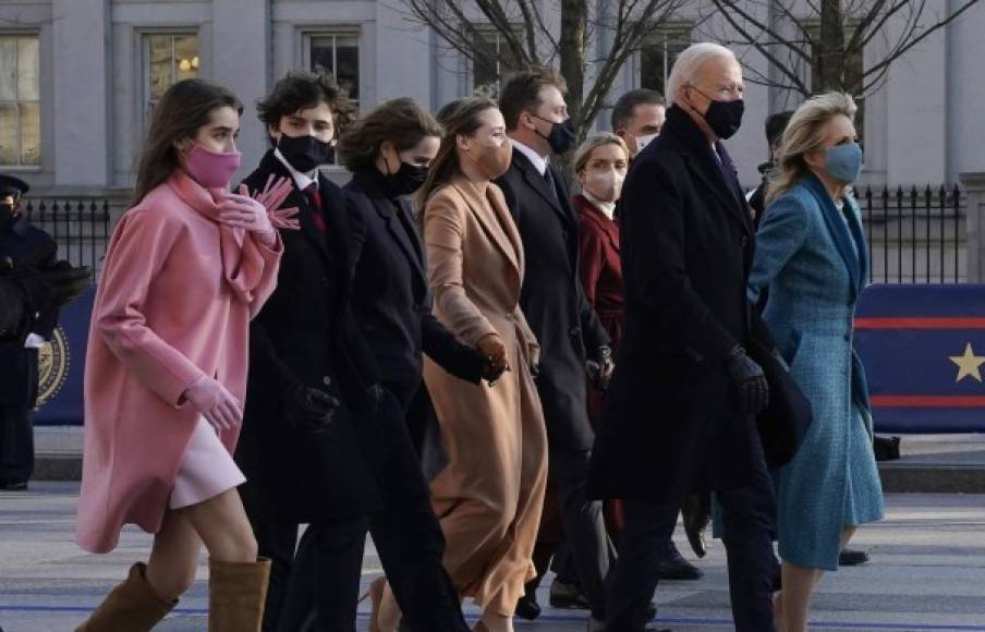 US President Joe Biden and US First Lady Jill Biden along with their family walk up Pennsylvania Avenue to the White House north gate January 20, 2021 in Washington, DC after being sworn in as the 46th President of the United States. (Photo by TIMOTHY A. CLARY / AFP)