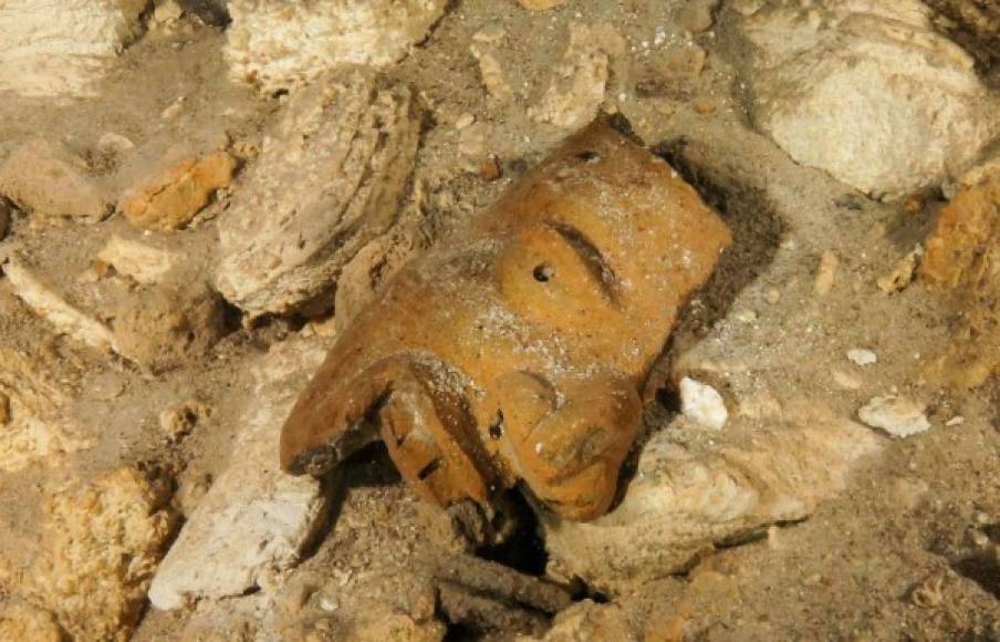 Asimismo, encontraron fragmentos de un incensario que al parecer posee la representación del dios maya del comercio, Ek Chuak, parte de una ofrenda vinculada con una estructura maya del periodo Posclásico (900-1200 d.C.), cuyas escalinatas circundan el espejo de agua, lo que sugiere un culto al cenote, y un patrón de asentamiento asociado al mismo.<br/>