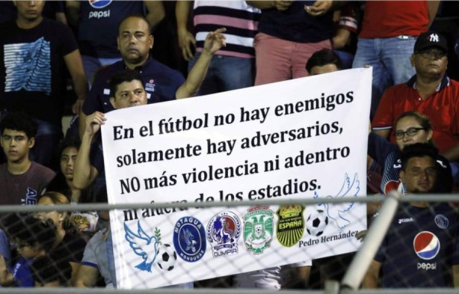 Una pancarta con un bonito mensaje en las gradas del estadio Humberto Micheletti de El Progreso.