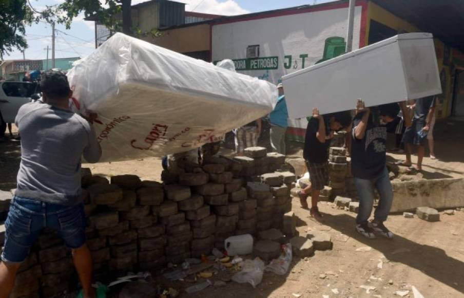 Los universitarios remarcaron la diferencia entre los manifestantes y los saqueadores.<br/><br/>'Recuerden que los autoconvocados somos el pueblo nicaragüense conformado por estudiantes universitarios, profesionales y la población en general', señaló la Udanli.