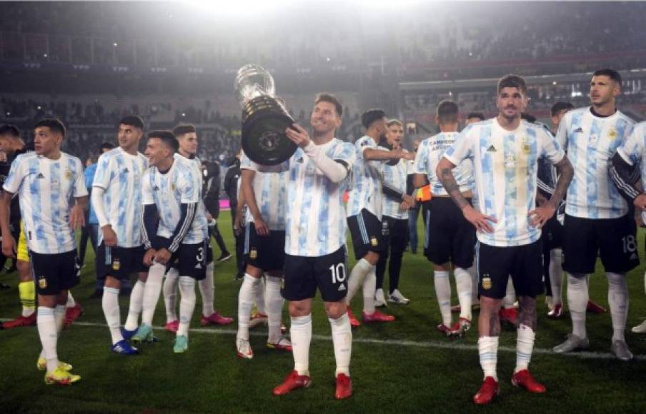 Messi, muy contento, con el trofeo de la Copa América.