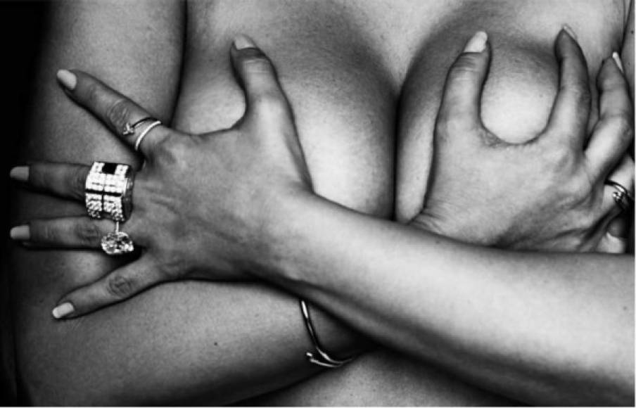 Ese mismo día, Mert Alaş publicó otra foto en blanco y negro de los pechos al desnudo de Kim, cubiertos por sus manos, en las que se lleva varios anillos, entre ellos el de compromiso.