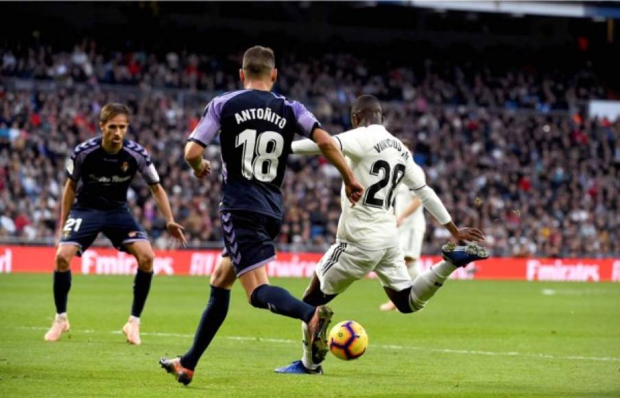 Vinicius le respondió de manera positiva a Solari en el campo y realizó la jugada del primer gol del Real Madrid. Sacó este disparo, se desvió en un defensa del Valladolid y autogol. Foto EFE