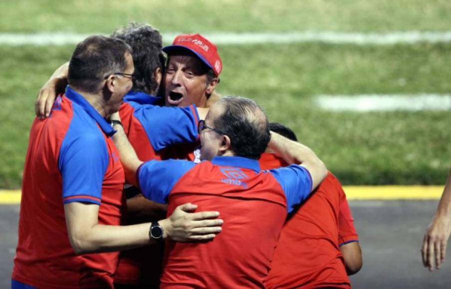 Pedro Troglio celebrando muy emocionado con su staff técnico.