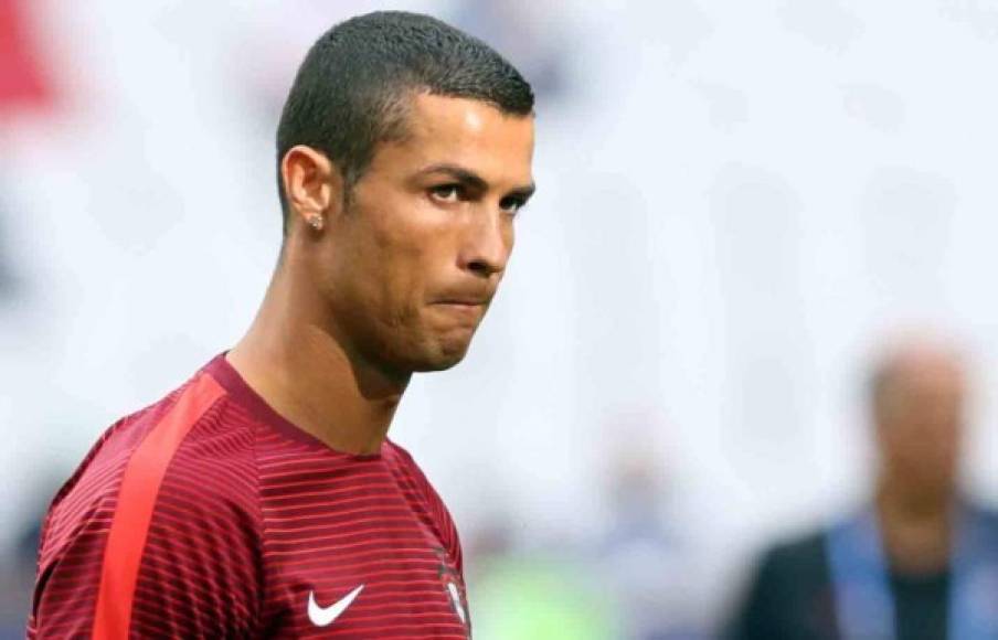 Bombazo. Cristiano Ronaldo sigue firme con su decisión de no seguir en el Real Madrid y Diario As informa que hoy le ha comunicado a su representante que quiere volver al Manchester United.