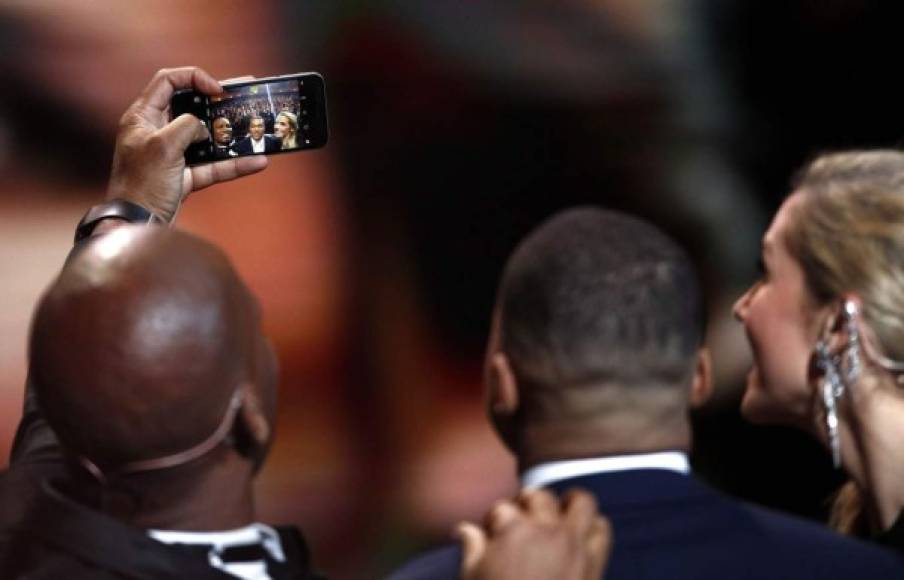 La selfie de Didier Drogba y Sandy Heribert con Kyliam Mbappé durante la ceremonia.