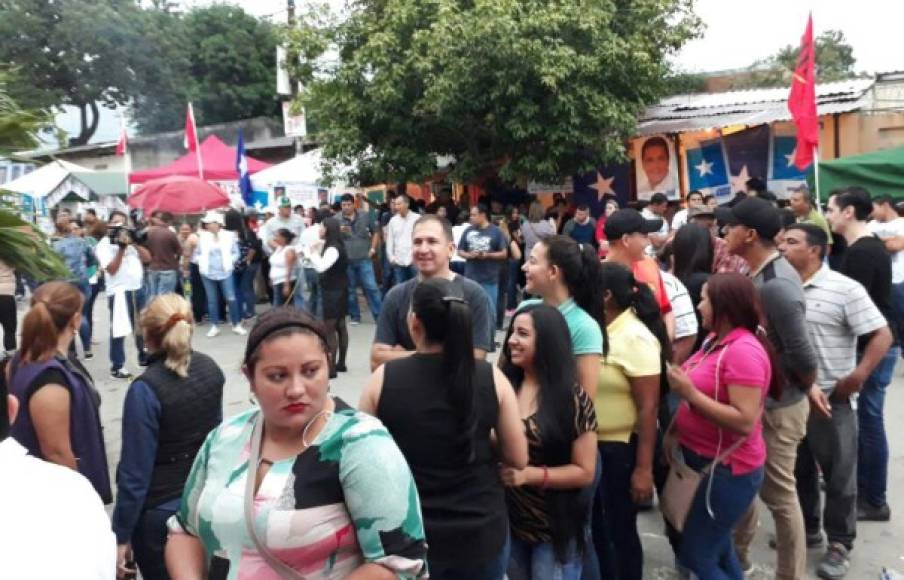 Los hondureños llegaron antes de las 7:00 am al Centro de Educación Básica Doctor Presentación Centeno de San Pedro Sula a ejercer el sufragio.
