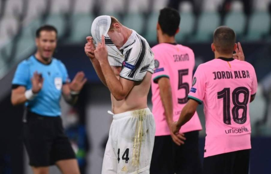 El sueco de la Juventus, Dejan Kulusevski, se lamenta durante el partido.