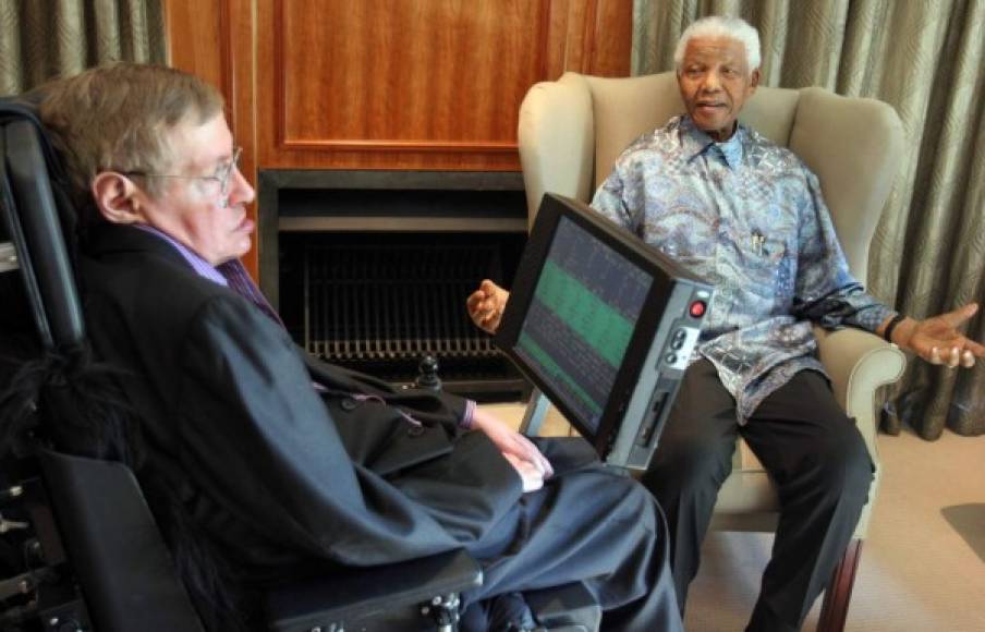 El físico teórico, nacido en una familia de intelectuales de Oxford el 8 de enero de 1942, fue diagnosticado de esclerosis lateral amiotrófica (ELA) en 1963.<br/>En esta foto de archivo de 2008 junto a Nelson Mandela.