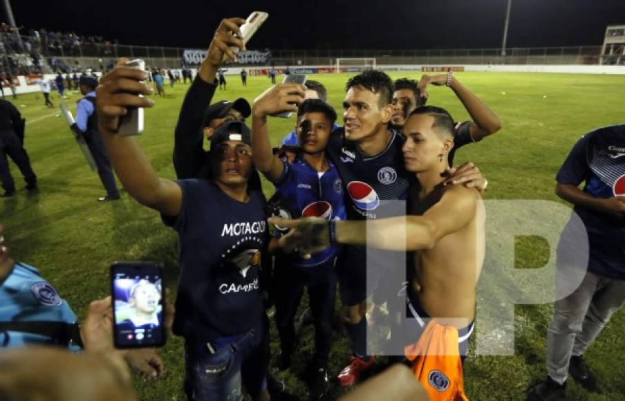 Pese a la frustración, Roberto Moreira posó con varios aficionados para una selfie.